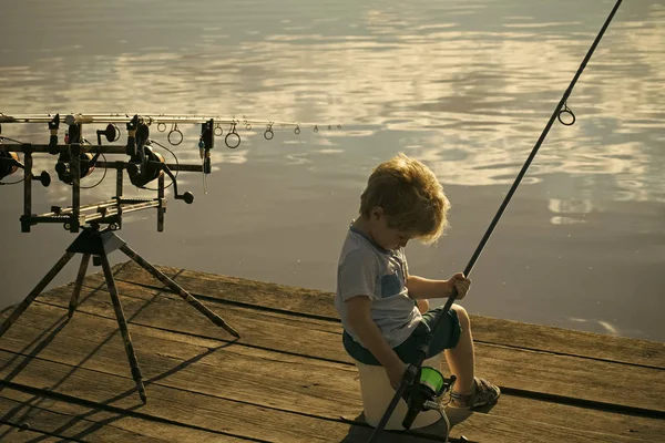 Pesca, pesca con caña. Niño lindo pesca en el río —  Fotos de Stock