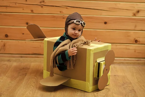 Easy trevel. Kid boy playing pilot flying a cardboard box — Stock Photo, Image