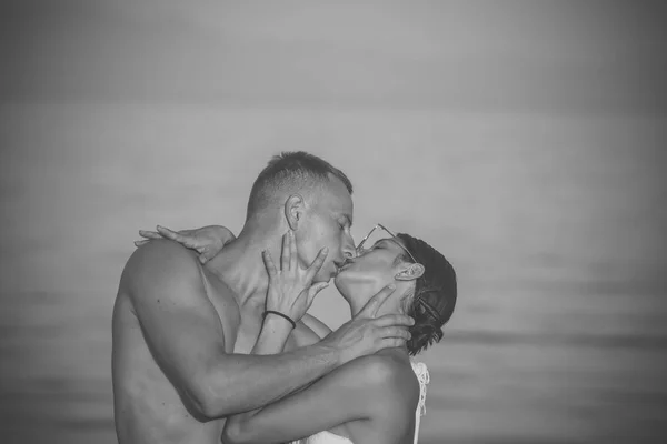 情熱的なカップルのキス, 少年と少女。情熱的なカップルは、ビーチ、背景、copyspace の海水にキスします。新婚旅行や休暇の概念。休日にリラックスした愛のカップル、新婚旅行します。若い — ストック写真