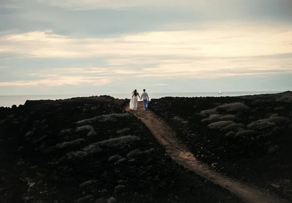 Seguro de vida. concepto de póliza de seguro de vida. Pareja romántica en hermosas montañas — Foto de Stock