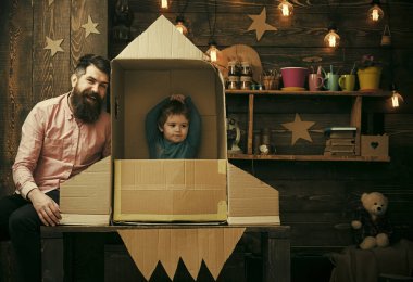 Çocuk rüyalar. Roket fırlatma kavramı. Çocuk mutlu oturmak karton el roket yapımı. Baba, Baba, küçük kozmonot ile Çocuk oyun karton kutudan yapılan roket oturup. Çocuk şirin çocuk oynamak kozmonot