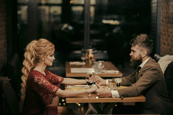 Familia romántica. Pareja enamorada en el restaurante. Cita de pareja familiar en relaciones románticas, amor. Día de San Valentín con la mujer sexy y el hombre barbudo. Reunión de negocios de hombre y mujer. Propuesta y — Foto de Stock