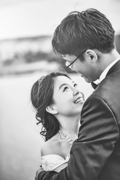 Boldog Kínai pár. A pár a szerelem. Kínai, aranyos fiatal ifjú házasok — Stock Fotó
