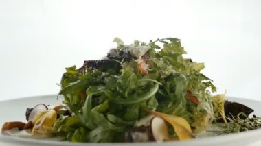 Salata beyaz tabak, koyu ahşap arka plan görev yaptı. Restoran yemek kavramı. Restoranda yemek.