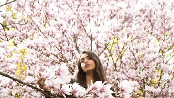 Güzel genç model bahar kızla saç yaz çiçeği Park çıtır — Stok video