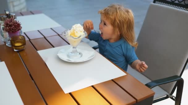 Zoete peuter jongen eten van ijs. Kind jeugd kinderen geluk Concept. — Stockvideo