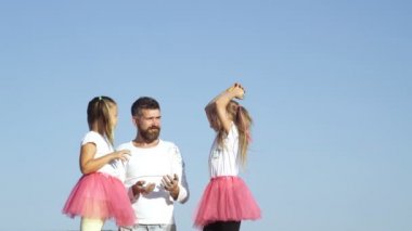 mutlu bir aile. . Beyaz renkler ile oynayan çocuklar. Beyaz çocuk bayram - renkler festival kutluyor.