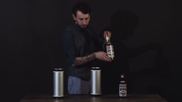 Mann zeigt Tricks mit Flasche. Mann zeigt Tricks mit Flasche. Zauberer, Flaschentricks — Stockvideo