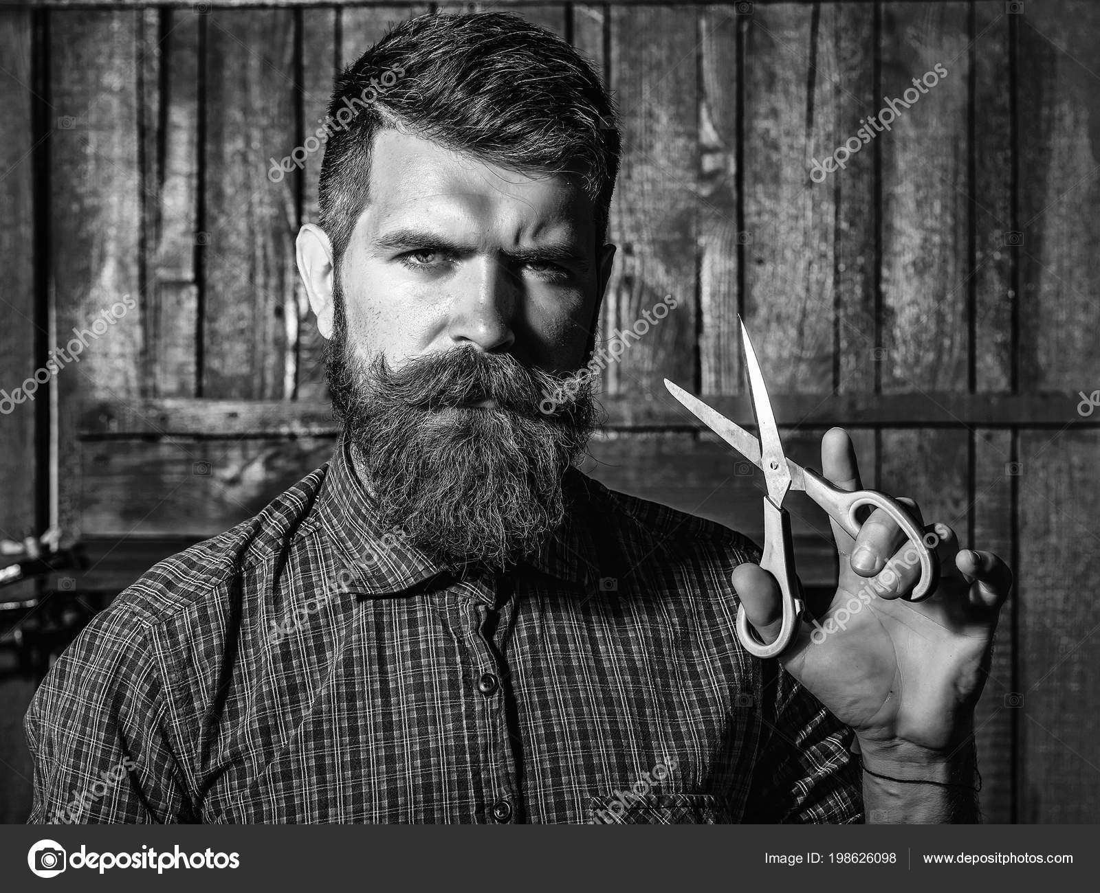 Barbería. Estilo de pelo. barbero hombre barbudo con tijeras