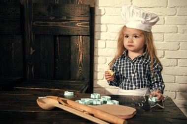 Çocuk yemek mutfakta Şef şapkalı. Ev yapımı yemek ve pişirme