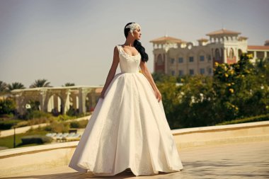 Düğün Ajansı. Beyaz gelinlik içinde gelin