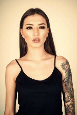 Dövmeli kadın. Dövme, sanat, tasarım, resim, çizim, kültür. Dövme kol singlet, moda olan kadın. Dövmeli kadın uzun esmer saç saç modeli ile