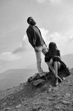 dağlarda yaz tatili. Genç çift dağ sahne gözlemlemek