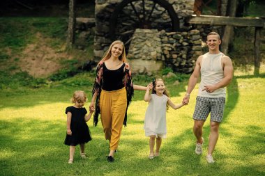 Mutlu bir aile. Özgürlük, etkinlik, yaşam tarzı, enerji kavramı