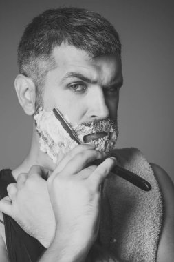 Sakal ve bıyık jilet ve tıraş fırçası ile adamım.