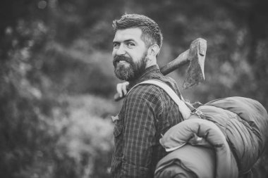 Adam oduncu balta ve sırt çantası ile gülümseyen mutlu