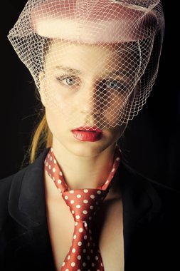 Bayan siyah arka plan üzerine poz