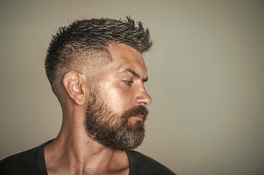 Kuaför Salonu. Saç stili. Adam sakallı yüzü profil ve şık saç