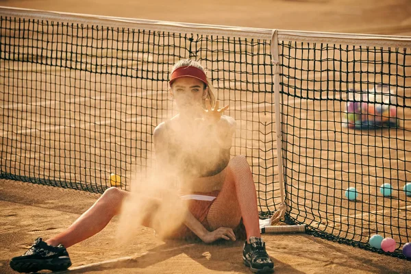 Actividad, concepto de estilo de vida. Deporte mujer lanzar arena en pista de tenis —  Fotos de Stock