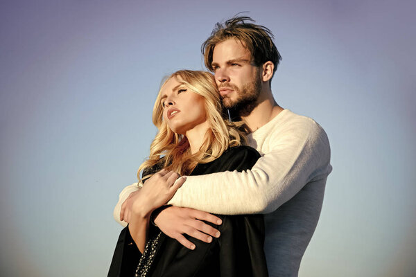 Чувственная пара. Мускулистый мужчина и женщина с длинными светлыми волосами, любовь
.