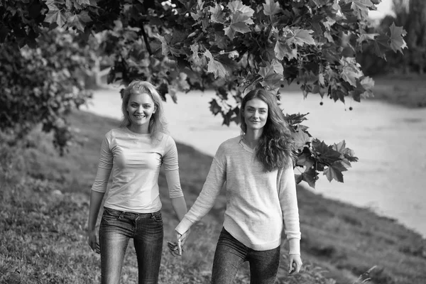 Pareja de lesbianas. Dos chicas jóvenes cogidas de la mano — Foto de Stock