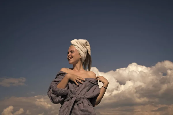 Spa Bienestar Chica Sonriendo Cielo Azul Nublado Modelo Feliz Disfrutando — Foto de Stock