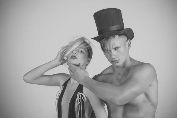 Spectacle de cirque. Couple amoureux posant sur fond gris — Photo