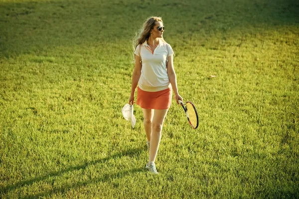 Actividade, energia, saúde. Atleta menina em uniforme sexy com tampa na grama verde — Fotografia de Stock