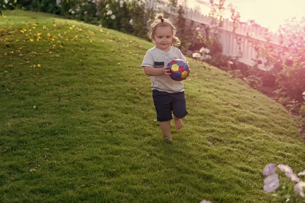 El chico juega con la pelota. Energía infantil, actividad, bienestar —  Fotos de Stock