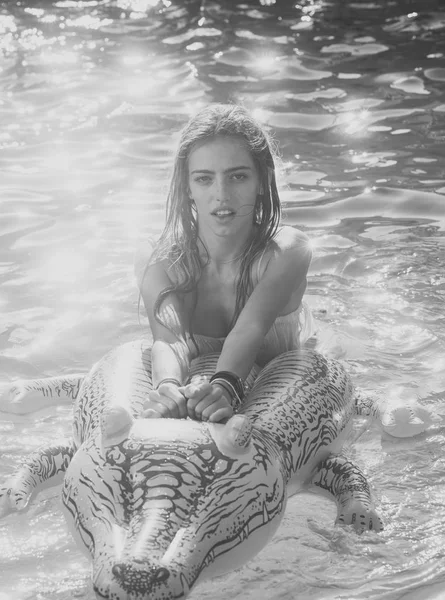 Recreação spa. Relaxe na piscina de luxo. relaxar de menina sexy jovem na piscina ou praia — Fotografia de Stock