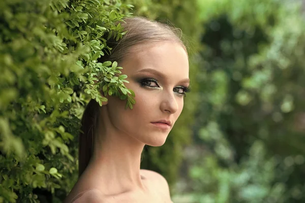 Cuidado de la piel. Modelo de belleza en el jardín de primavera o verano — Foto de Stock