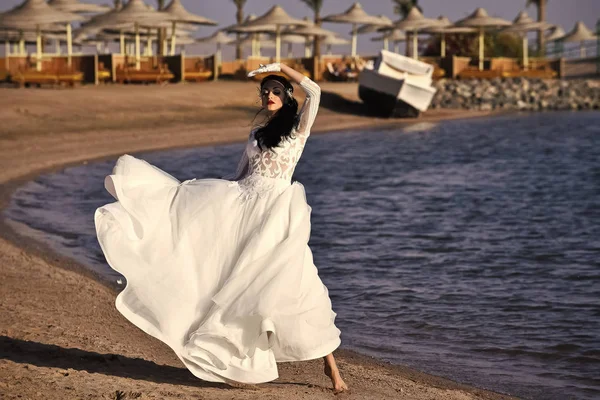 Agencja ślubna. Panna Młoda w słoneczny letni dzień na seascape — Zdjęcie stockowe