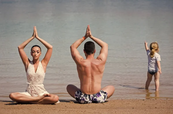 Familia feliz. yoga familia del hombre, la mujer y el niño —  Fotos de Stock