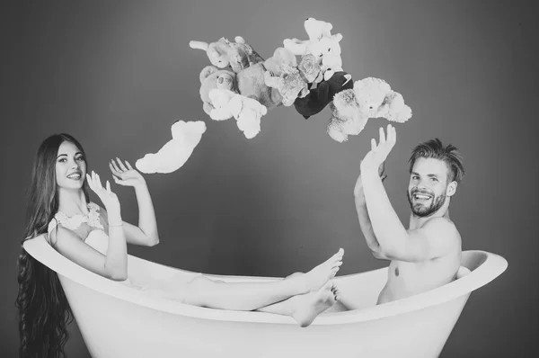 Couple amusez-vous dans la baignoire. Homme dans la baignoire près de fille aux cheveux longs . — Photo