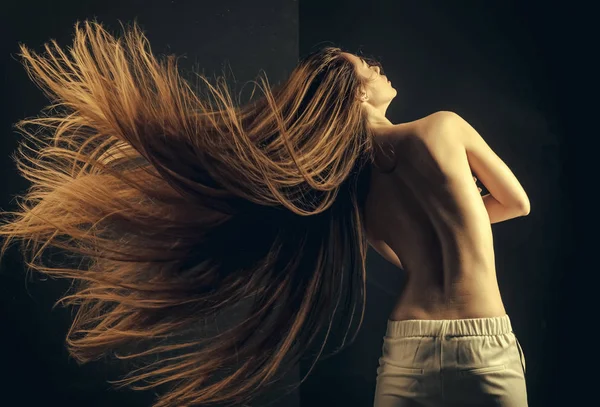 Cura dei capelli. shampoo. Ragazza non ha trucco e capelli sani su sfondo nero . — Foto Stock