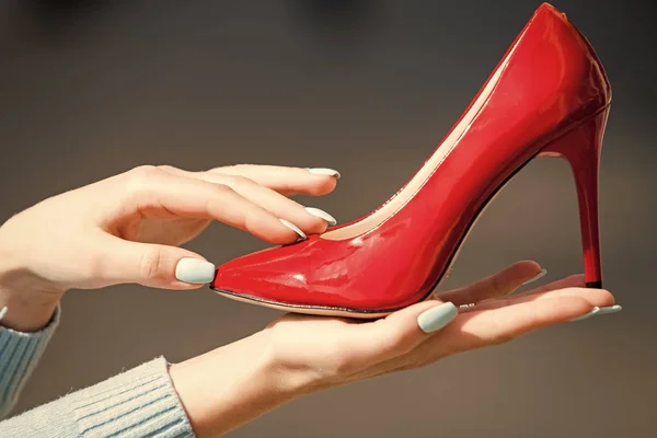 Negozio di scarpe. calzature o scarpe in pelle di colore rosso sulla mano femminile — Foto Stock