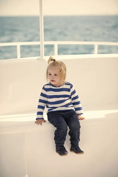 Enfance. Petit enfant adorable assis dans le bateau . — Photo