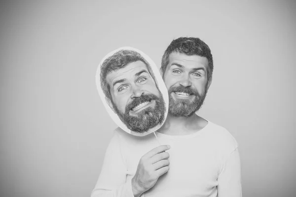 Забавное лицо. Мужчина с длинной бородой на счастливом лице держит табличку с именем — стоковое фото