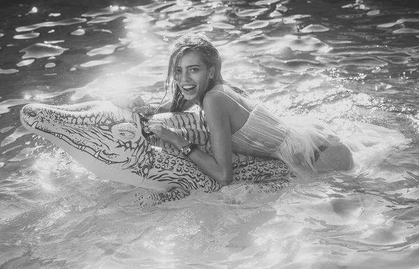 Summer relax. Aventures de fille sur crocodile. Femme sexy sur la mer avec matelas gonflable. Détendez-vous dans la piscine de luxe. Vacances d'été et Voyage à l'océan, Maldives. Mode crocodile cuir et — Photo