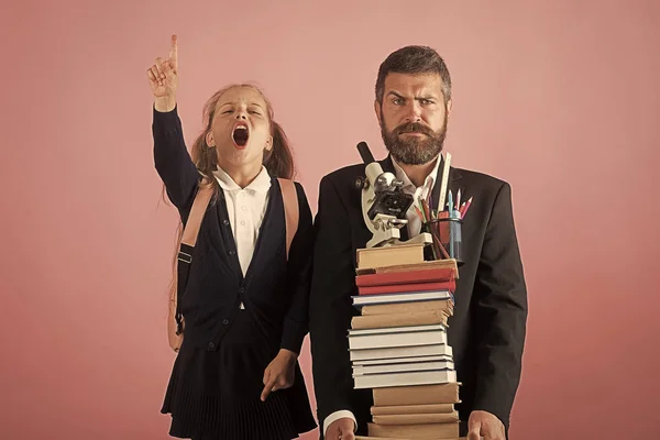 De vuelta a la escuela. El niño y papá tienen un montón de libros y útiles escolares. —  Fotos de Stock