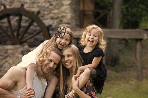 Bonne famille. Enfants et parents visitent un vieux moulin en pierre — Photo