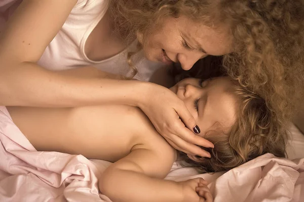 Уход Ребенком Крупный План Привлекательной Нежной Молодой Любящей Матери Светлыми — стоковое фото