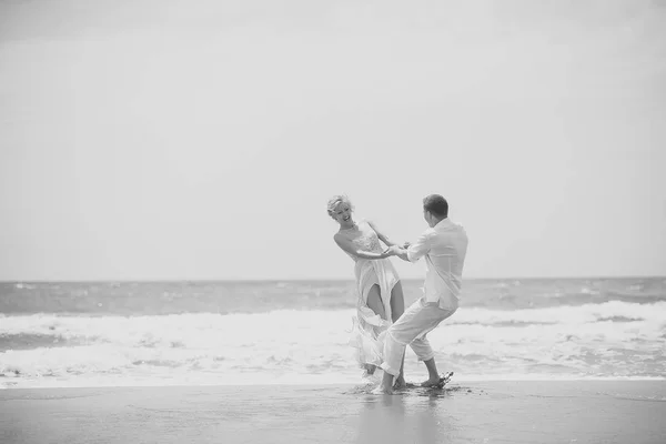 Servicio de citas. Atractiva pareja de boda en la playa — Foto de Stock