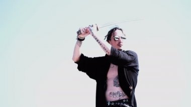 Katana kılıcı tutan yakuza. Dövüş sanatları, spor aktivitesi. Katana ile eğitim savaşçı