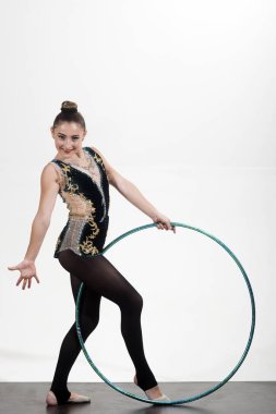 Jimnastik halka olan kadın. Egzersiz faaliyetleri esnek kız spor salonunda spor. Fitness ve diyet kız jimnastikçi. Spor başarı ve sağlık. Kadın akrobasi spor giyim hula hoop ile tren