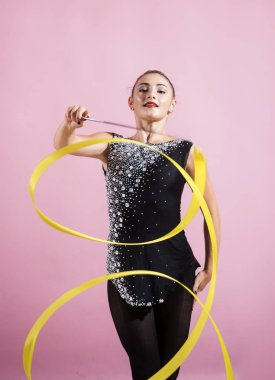 kurdele ile poz profesyonel jimnastikçi kadın dansçı.