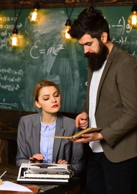 Sakallı adam ve şehvetli kadın kitap okuyun. İşadamı kadın Sekreter okul Office ile çalışırsınız. Daktilo ve resepsiyon kağıtları ile bir kaç. Öğretmen ve öğrenci ders var. Bilgi ve araştırma