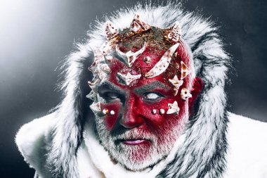 Şeytan kırmızı yüz, ARP diken ve koyu arka plan üzerinde beyaz kürk ile. Mistik büyülü yaratık sürekli soğukta yaşayan. Koruyucu arazinin permafrost, peri masalı kavramı