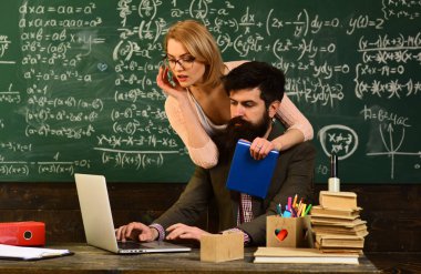 Olgun öğretmen öğretmen özel veren okul öncesi çocuk, öğretmen koyar işaretleri gönderir geri bildirimler e-posta ile dizüstü bilgisayar dersleri, başarılı öğrenciler çoğunlukla yaratıcı