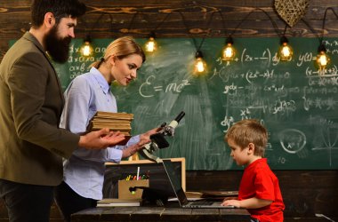 Kütüphane, iş atölyesi ve sunum Konuşmacı Üniversitesi öğrencileri ile yazarak sınıfta okul için dizüstü bilgisayarda işyerinde iş öğretmen kitapları